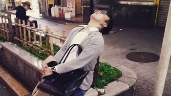 Salaryman diharapkan bekerja lembur dan masih harus mengikuti kegiatan setelah bekerja seperti minum-minum atau karaoke. Foto: Instagram