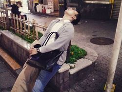 Potret Karyawan Super Lelah di Jepang Bergelimpangan di Jalan