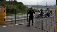 Petugas keamanan menutup jalan menuju  jembatan lintas batas Tienditas antara Kolombia dan Venezuela, di Cucuta. Reuters/Marco Bello.