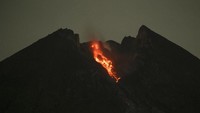 Luncuran lava pijar terlihat dari bukit Klangon, Cangkringan, Sleman, DI Yogyakarta, Kamis (7/2/2019) malam. ANTARA FOTO/Hendra Nurdiyansyah.