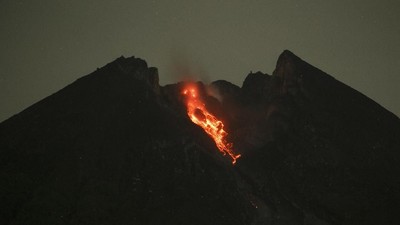 Lava Pijar Meluncur dari Puncak Merapi