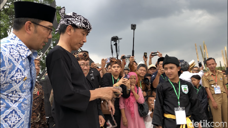 Lempar Gasing, Jokowi Resmikan Alun-alun Cianjur Lempar Gasing, Jokowi Resmikan Alun-alun Cianjur