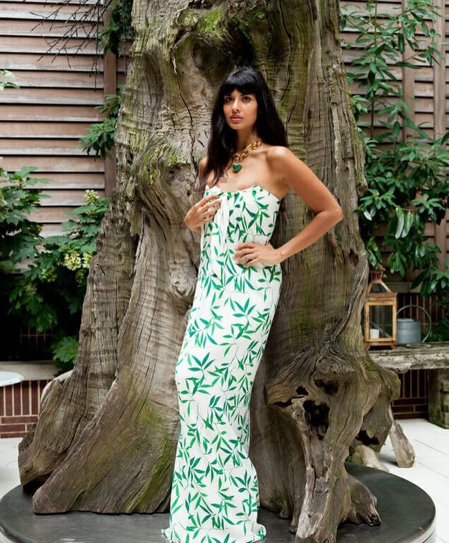 Membaca cerita para wanita tentang bagaimana mereka membenci bulu ketiak mereka karena mereka harus mencukur semua bulu di tubuh demi terlihat seperti masa remaja membuatku ingin menangis. Ini menunjukkan betapa publik membuat kita membenci setiap inchi dari diri kita, dan hal itu adalah kejahatan, ujarnya lagi. Foto: Instagram