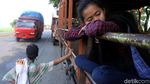 Aksi Nekat Menumpang Truk Lintas Pantura