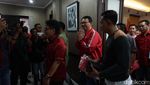 Momen Ahok Berjaket PDIP dan Pamer Kartu Anggota