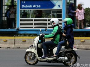 Pernah Kelilipan Abunya? Aturan Baru Ojol: Dilarang Merokok Saat Berkendara!