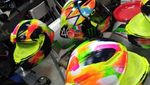 Cakep, Helm Valentino Rossi Dilukis Tangan