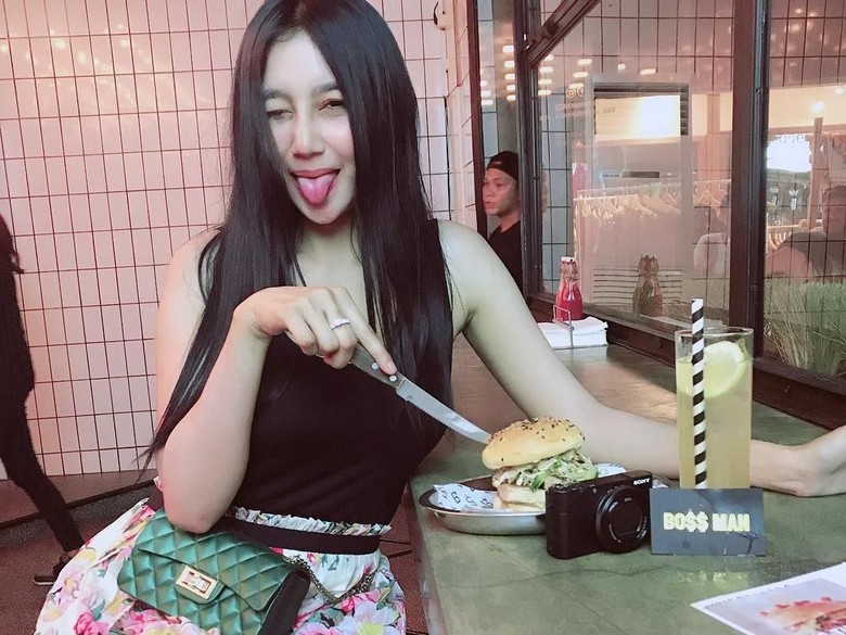 Heboh! Beredar Foto Pamela Safitri Kelewat Nakal Bareng Penonton Cowok Heboh! Beredar Foto Pamela Safitri Kelewat Nakal Bareng Penonton Cowok