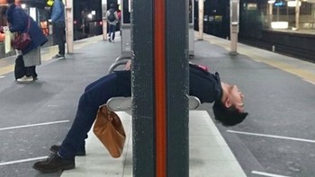 Instagram yang beralamatkan di shibuyameltdown itu mengumpulkan foto orang Jepang tumbang karena kelelahan bekerja atau mabuk. Foto: Instagram