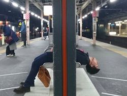 Potret Karyawan Super Lelah di Jepang Bergelimpangan di Jalan