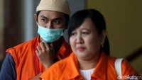 Taufik Hidayat tiba di gedung KPK bersama tersangka Kepala Bidang Tata Ruang Dinas PUPR Pemkab Bekasi Neneng Rahmi Nurlael.
