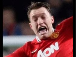 Kasihan Phil Jones, Di-Bully Netizen Usai Teken Kontrak Baru di MU