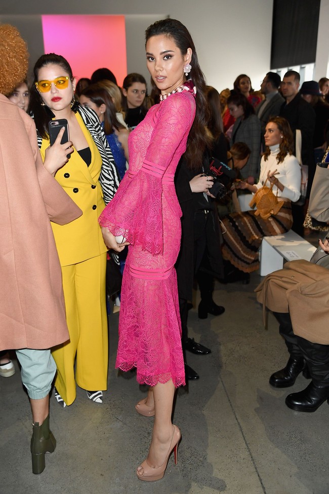 “Cheezin’ on my first day of NYFW,” tulis Catriona sembari memamerkan fotonya dengan busana tersebut di Instagram. Untuk urusan gaya, ia dibantu oleh stylist Marquis Bias. (Foto: Getty Images)