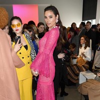 “Cheezin’ on my first day of NYFW,” tulis Catriona sembari memamerkan fotonya dengan busana tersebut di Instagram. Untuk urusan gaya, ia dibantu oleh stylist Marquis Bias. (Foto: Getty Images)