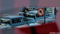 Rambu lalu lintas itu pun menjadi tak memiliki makna dipasang di daerah tersebut karena sejumlah pengendara motor tak mengindahkan aturan yang berlaku.
