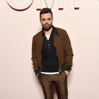 Memilih busana bernuansa kecoklatan, bintang Avengers: Infinity War Sebastian Stan tampil stylish dengan padanan jaket bomber dan celana panjang satin. (Foto: Getty Images)