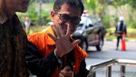 Senyum Bupati Mesuji Nonaktif Saat Diperiksa KPK