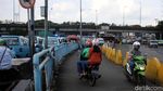 Terlalu! Pemotor Terobos Rambu di Terminal Kampung Melayu
