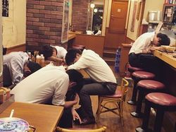 Potret Karyawan Super Lelah di Jepang Bergelimpangan di Jalan