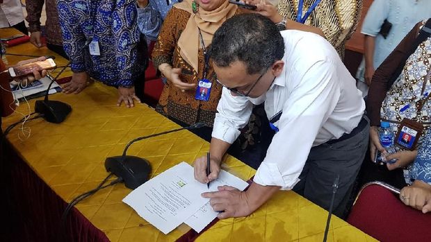 Kepala LIPI Laksana Tri Handoko menandatangani kesepakatan berisi tuntutan peneliti.