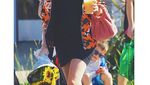 Behati Prinsloo Ternyata Hobi Berkebun dan Pamer Pose Minum