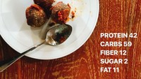Terlihat minimalis memang. Tapi menu ini mengandung karbohidrat sebesar 59 dan protein sebesar 42. Itu karena Dipha Barus mengonsumsi protein shake. Foto: Instagram diphabarus