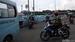 Terlalu! Pemotor Terobos Rambu di Terminal Kampung Melayu