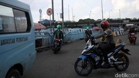 Sejumlah pemotor bergantian melintasi jalan Terminal Kampung Melayu.