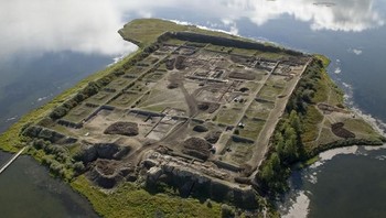 Por-Bazhyn di Rusia menyimpan misteri lantaran danau di tengahnya kerap hilang dan muncul, ditambah konstruksi bangunan yang masih menyimpan banyak misteri. Foto: tuva.asia