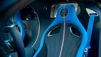 Selanjutnya perubahan pada interior juga diberikan, salah satunya dengan sentuhan warna biru pada jok, yang dibalut dengan logo 110 tahun dengan sentuhan bendera Prancis pada bagian tengah jok. Foto: Pool (MotorTrend)