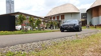 Mercedes-Benz E 350 EQ Boost merupakan salah satu line up terbaru milik Mercedes-Benz Distributor Indonesia. Setelah diluncurkan pertama kalinya pada akhir Januari 2019 lalu, kini konsumen bisa mencobanya langsung di Mercedes-Benz Weekend Test Drive 2019, yang diadakan dari 7 hingga 10 Februari, di Star Mansion, Hutan Kota, Jakarta.