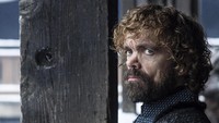 Tyrion Lannister (Peter Dinklage) terakhir kali terlihat di kastil mewah Daenerys bersama Jon Snow, kini ia tampak berada di daerah bersalju, apakah Winterfell? Dok. HBO