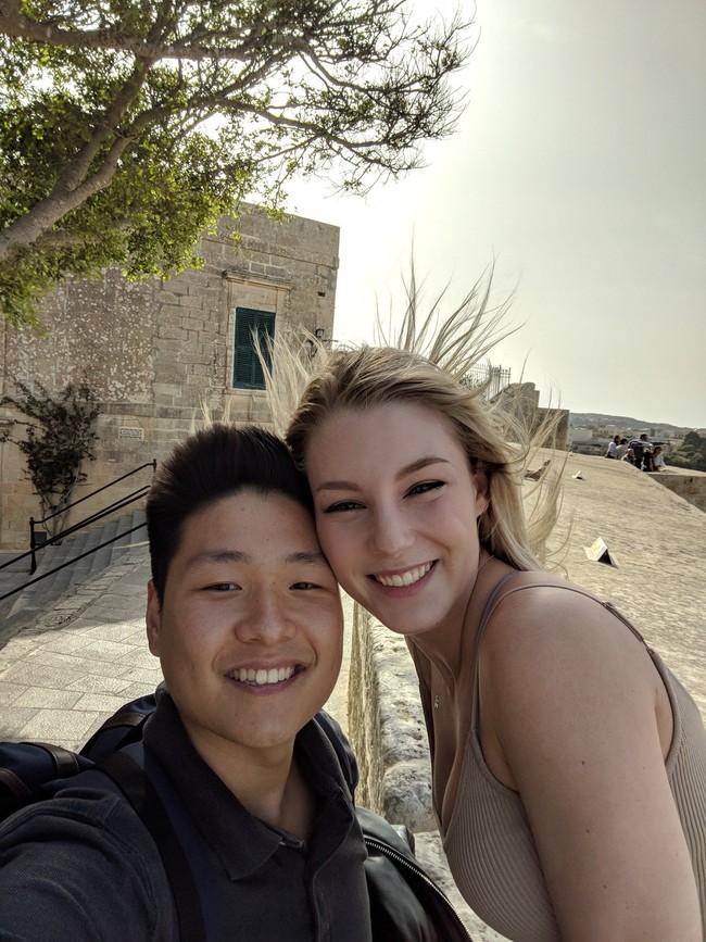 Kami berdua bahagia satu sama lain. Kebencian tidak memengaruhi kita atau hubungan kita bersama. Sejujurnya, kami merasa lucu bahwa itu bahkan menjadi topik diskusi karena sepertinya hal yang biasa bagi kami, jelas Lisa. Foto: Instagram @lisapeachy