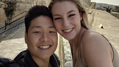 Potret Mesra Selebgram Seksi dan Tunangannya Orang Korea yang Dihujat