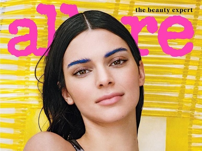 Kendall Jenner dengan alis biru. Foto: dok. Allure Kendall Jenner dengan alis biru. Foto: dok. Allure