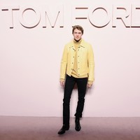 Presentasi koleksi Fall 2019 itu juga tak dilewatkan oleh Joe Alwyn. Kekasih Taylor Swift ini bergaya maskulin dengan turtle-neck sweater kuning dan jaket berwarna senada, berikut celana dan boots hitam. (Foto: Getty Images)