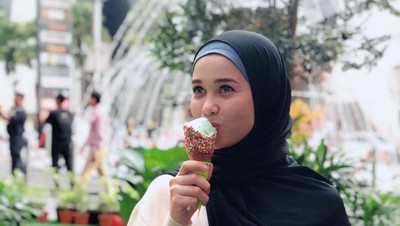 Serunya Pose Emma, Artis Cantik Malaysia Saat Cicip Makanan Enak