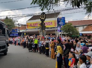 Warga Cianjur Antusias Tunggu Jokowi di Tugu Tauhid