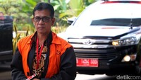 Khamami diduga menerima suap dari kontraktor yang menggarap proyek infrastruktur di wilayahnya. Khamami diduga menerima Rp 1,28 miliar dari Sibron melalui sejumlah perantara.