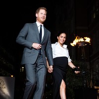 Untuk momen tersebut, Meghan yang tengah hamil tujuh bulan tampil dalam balutan busana keluaran Givenchy. Salah satunya rok hitam dengan belahan tinggi yang mengekspos paha kaki kanannya. (Foto: Getty Images)