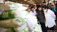 Rini Soemarno mengecek tumpukan karung yang berisi pupuk.