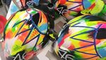 Cakep, Helm Valentino Rossi Dilukis Tangan