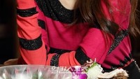 Memegang bir, Yoo In Na ternyata doyan minum ya. Foto: Instagram