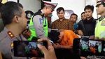 Potret Adi Saputra Pembanting Motor Berbaju Tahanan dan Cium Tangan Polisi