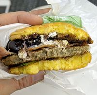 Pencinta Burger, Ini Burger Baru dengan Keju dan Buah Blueberry!