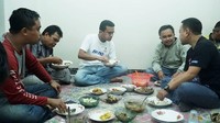 Saat berkunjung ke desa Sukaresmi, Megamendung, Faldo disediakan makanan enak oleh warga. Ia tak sungkan makan sambil lesehan dengan masyarakat. Foto: instagram @faldomaldini