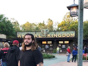 Iseng Banget! Saat Turis Asyik Pose di Depan Anal Kingdom