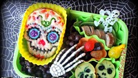 Bento edisi Halloween ini menampilkan karakter tengkorak sebagai tokoh utama. Ada yang bisa tebak bahan-bahan penyusunnya? Foto: Istimewa