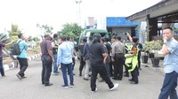 Usai turun dari pesawat, Alay langsung digiring ke mobil tahanan untuk proses eksekusi ke LP Lampung.