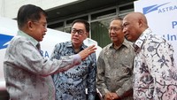 Ketua Umum PMI Jusuf Kalla (kiri) berbincang bersama Presiden Direktur PT Astra International Tbk Prijono Sugiarto (kedua kiri) didampingi Pelaksana Harian (Plh) Ketua Umum PMI Ginandjar Kartasasmita (kedua kanan) dan Chief of Corporate Affairs PT Astra International Tbk Pongki Pamungkas (kanan) di Jakarta, Jumat (08/02/2019).